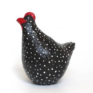 תרנגולת שחורה עם נקודות לבנות