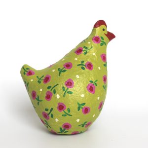 תרנגולת ירוקה עם פרחים וורודים קטנים