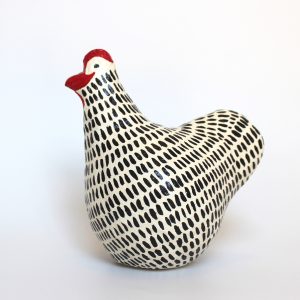 תרנגול לבן עם קווקווים שחורים