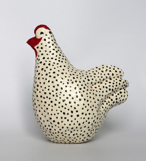תרנגול לבן עם נקודות שחורות