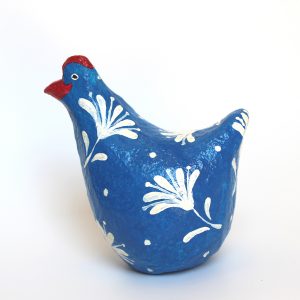 תרנגולת כחולה עם פרחים לבנים