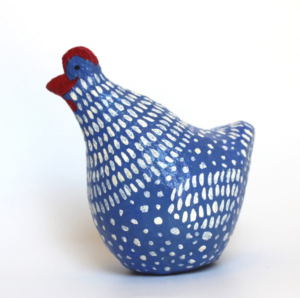 תרנגולת כחולה עם נקודות וקווקווים לבנים