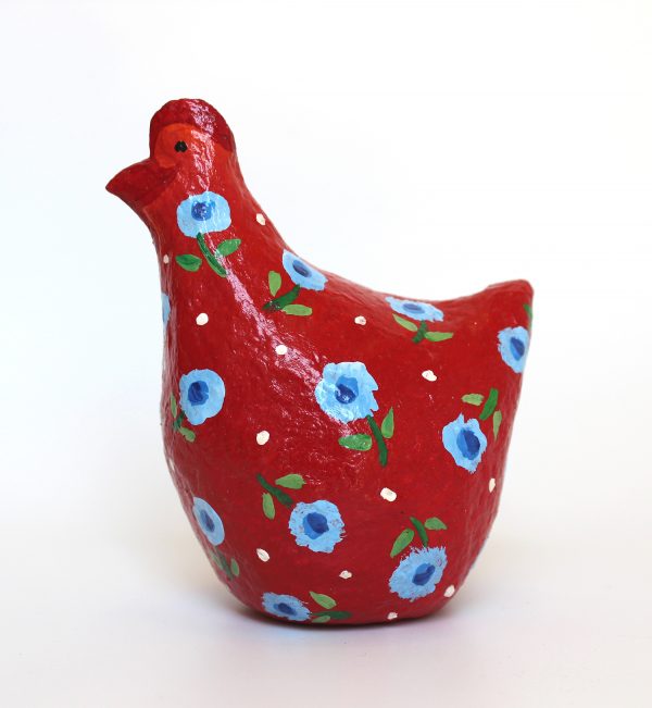 תרנגולת אדומה עם פרחים כחולים קטנים