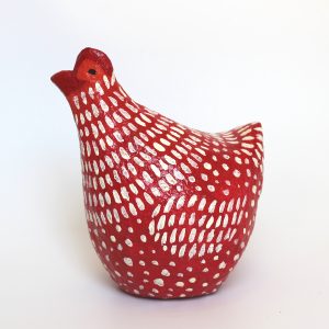 תרנגולת אדומה עם נקודות וקווקווים לבנים