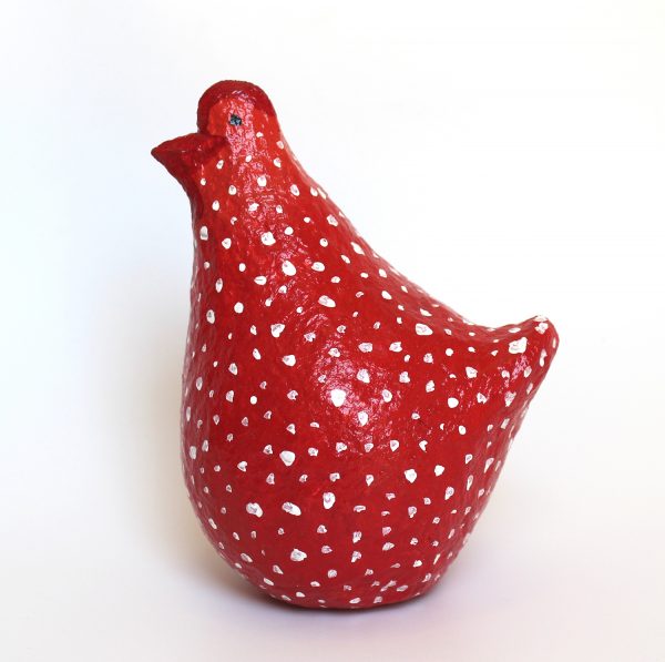 תרנגולת אדומה עם נקודות לבנות